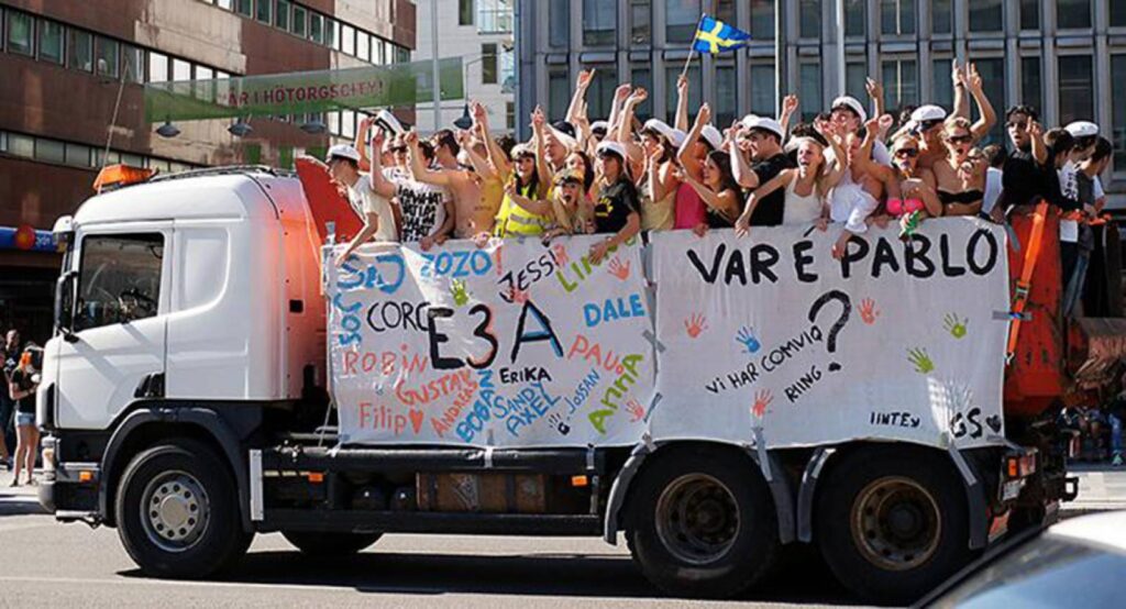 studenter firar på flak med ljud och tillval i Södertälje